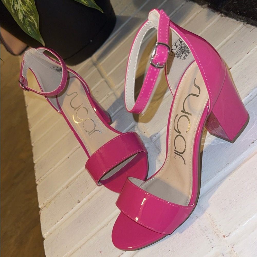 Machelene Dressy Sandals
Sugar
Color (Pink)
Size 6.5
Belk’s 
UsedGood Condition.